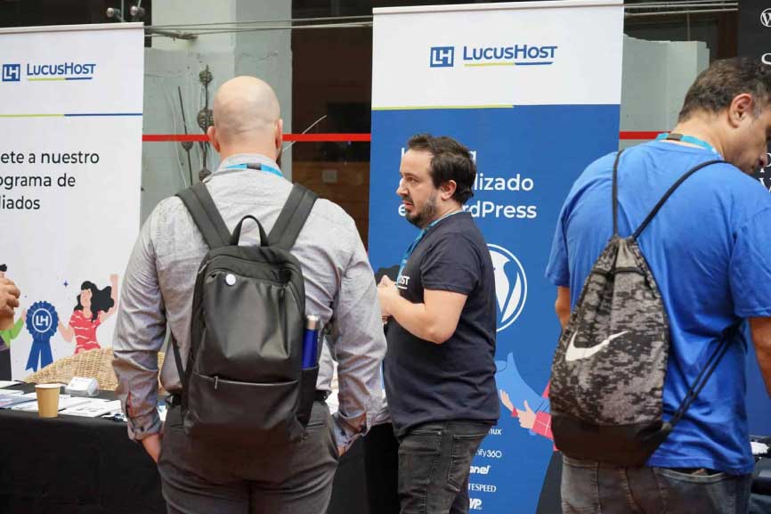 Foto del stand de LucusHost con Jaime Gármar